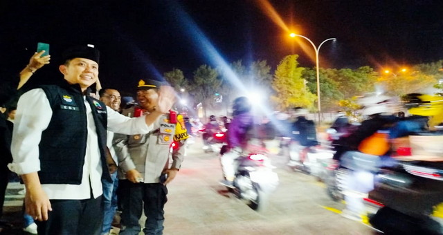 You are currently viewing Bupati Egi Berdiri di Tengah Pemudik Motor: Mengawal Harapan Pulang Selamat