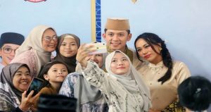 Read more about the article Tanpa Sekat, Egi-Zita Salami Warga Satu per Satu di Lamban Rakyat