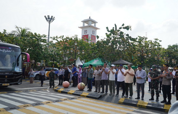 Read more about the article Doa dan Harapan Warnai Pelepasan Balik Gratis di Kota Madiun