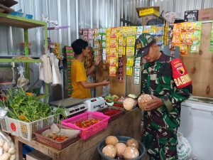 Read more about the article Nuansa Idul Fitri, Babinsa Kodim Ponorogo Halal Bihalal Sekaligus Monitoring Stabilitas Harga Sembako