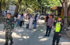 Read more about the article TNI-Polri Intensifkan Patroli Keamanan Wisatawan di Pantai Karanggongso Saat Libur Lebaran