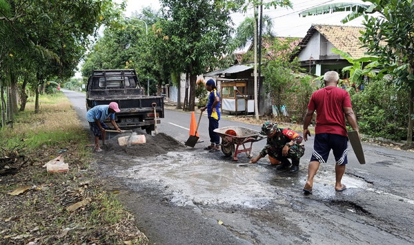 Read more about the article Jalan Aman, Warga Nyaman, Babinsa dan Masyarakat Banjarsari Gotong Royong Tambal Jalan Berlubang