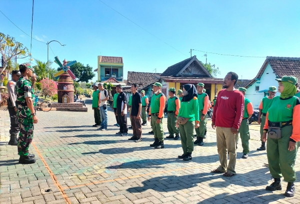 You are currently viewing Disiplin Kembali Ditegakkan, Linmas Sogaten Ditempa Lewat Latihan Baris-Berbaris