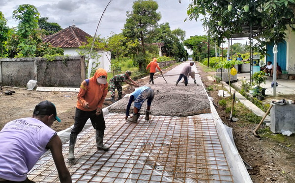 You are currently viewing Jalan Desa Karangrejo Dicor, Warga dan Babinsa Bergotong Royong Wujudkan Akses Lebih Layak