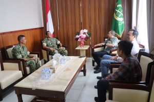 Read more about the article Nuansa Lebaran, Dandim Tulungagung Sambangi Pesantren dan Instansi, Perkuat Kolaborasi Wilayah