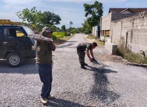 Read more about the article Tak Sekadar Perbaiki Jalan, Babinsa Kebonsari Bangun Semangat Kebersamaan Warga