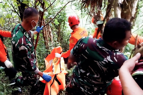 Read more about the article TNI-Polri dan Basarnas Evakuasi Jenazah Lansia Hilang di Lereng Gunung Manik Oro Trenggalek