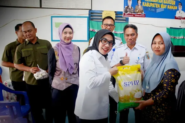 Read more about the article Bupati Way Kanan Buka Gerakan Pangan Murah di Bahuga, 3.175 Paket Sembako Disediakan untuk Warga