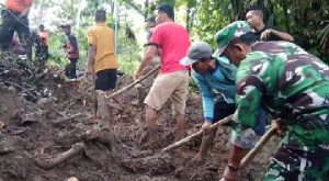 Read more about the article TNI–Warga Bahu-Membahu di Tengah Bencana, Jalan Dusun Mojo Kembali Terbuka