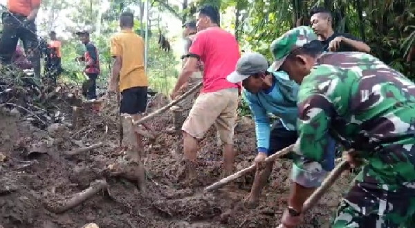 You are currently viewing TNI–Warga Bahu-Membahu di Tengah Bencana, Jalan Dusun Mojo Kembali Terbuka