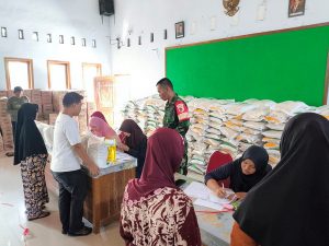 Read more about the article Di Balik Karung Beras dan Setiap Liter Minyak, Ada Harapan Warga Sukosari yang Dijaga Babinsa