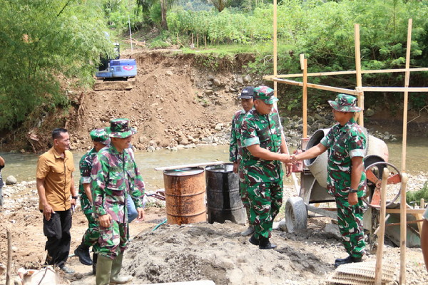 Read more about the article Danrem 081/Dhirotsaha Jaya Tinjau Pembangunan Jembatan Perintis Garuda di Trenggalek