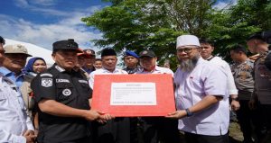 Read more about the article Gubernur Helmi Hasan Salurkan Bantuan Ratusan Juta Rupiah untuk Korban Banjir Bandang