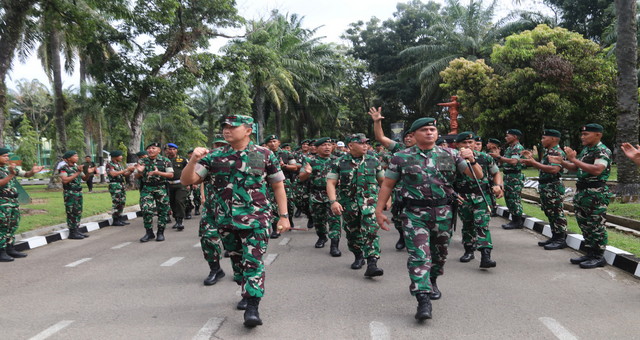 You are currently viewing Pangdam I/BB Tinjau Yonif 100/PS, Apresiasi Kinerja dan Kesiapan Prajurit