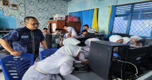 Read more about the article Prodi Sistem Komputer/IoT Darmajaya Latih Siswa SMKN 6 Bandar Lampung