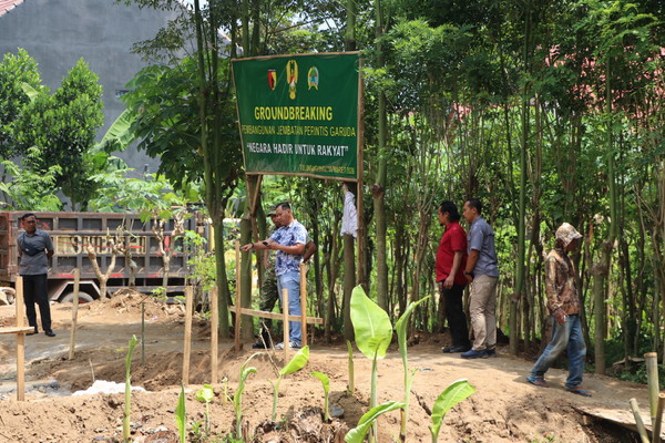 You are currently viewing Pastikan Pembangunan Sesuai Standar, Dandim Tulungagung Tinjau Jembatan Perintis Garuda