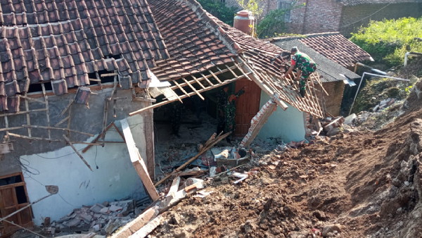 You are currently viewing Babinsa dan Warga Banjarsari Wetan Bergotong Royong Pulihkan Rumah Warga Akibat Longsor