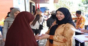 Read more about the article Bunda Eva Salurkan Bantuan kepada Warga Terdampak Bencana