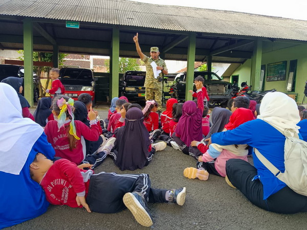 You are currently viewing Seru! Anak PAUD di Trenggalek Belajar Profesi dan Disiplin Bareng TNI