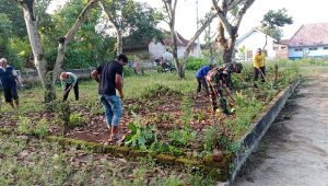 Read more about the article Aktif Bantu Warga, Babinsa Kodim Ponorogo Ikut Kerja Bakti Bersihkan Lingkungan