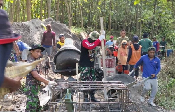 You are currently viewing Gotong Royong Kunci Keberhasilan Pembangunan Jembatan Perintis Garuda