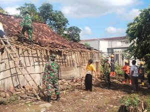 Read more about the article TNI dan Warga Nampu Bergotong Royong Pascaputing Beliung