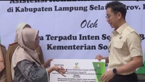 Read more about the article Bupati Lampung Selatan Salurkan Bantuan Sosial ATENSI Senilai Rp618 Juta kepada 293 Penerima