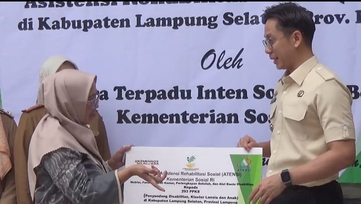 You are currently viewing Bupati Lampung Selatan Salurkan Bantuan Sosial ATENSI Senilai Rp618 Juta kepada 293 Penerima