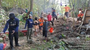 Read more about the article Medan Sulit Lokasi Pembangunan Jembatan Perintis Garuda di Ponorogo, TNI dan Rakyat Tetap Semangat Bekerja