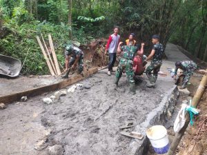 Read more about the article Satgas Dibantu Warga Fokus Rampungkan Pengecoran Jalan