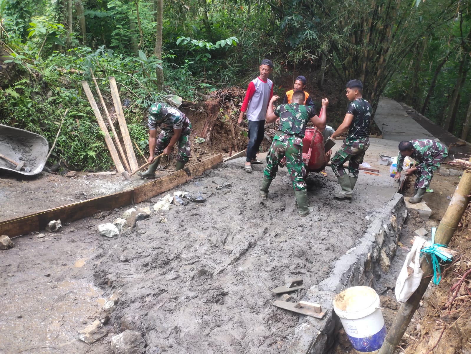 You are currently viewing Satgas Dibantu Warga Fokus Rampungkan Pengecoran Jalan