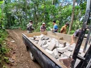 Read more about the article Dulu Berupa Tanah, Kini Jalan Desa Sukorejo Mulai Dipaving