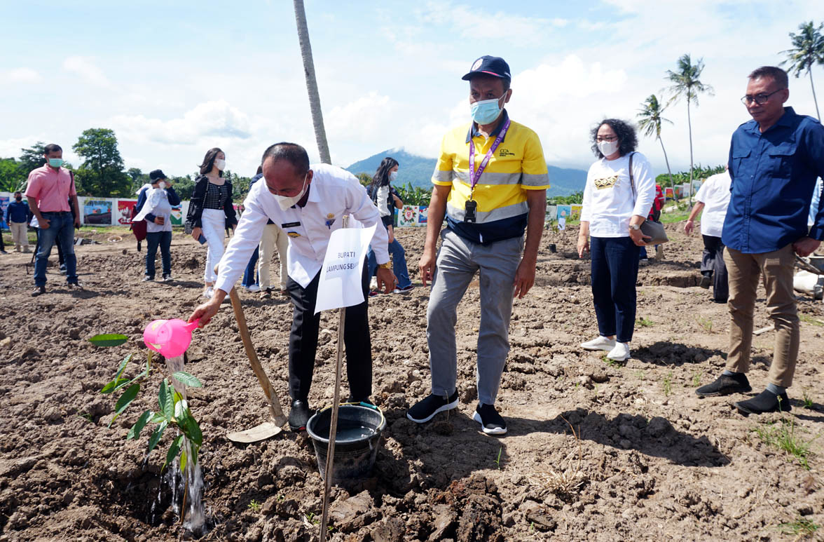 You are currently viewing Peringati Hari Air Sedunia, Pemkab Lampung Selatan dan CCAI Tanam Pohon di Kebun Edukasi