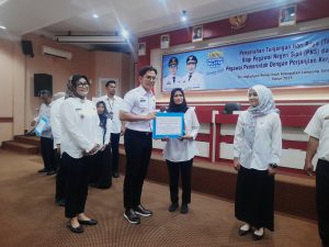 Read more about the article THR 2025 Cair di Lampung Selatan, Bupati Egi Serahkan Secara Simbolis
