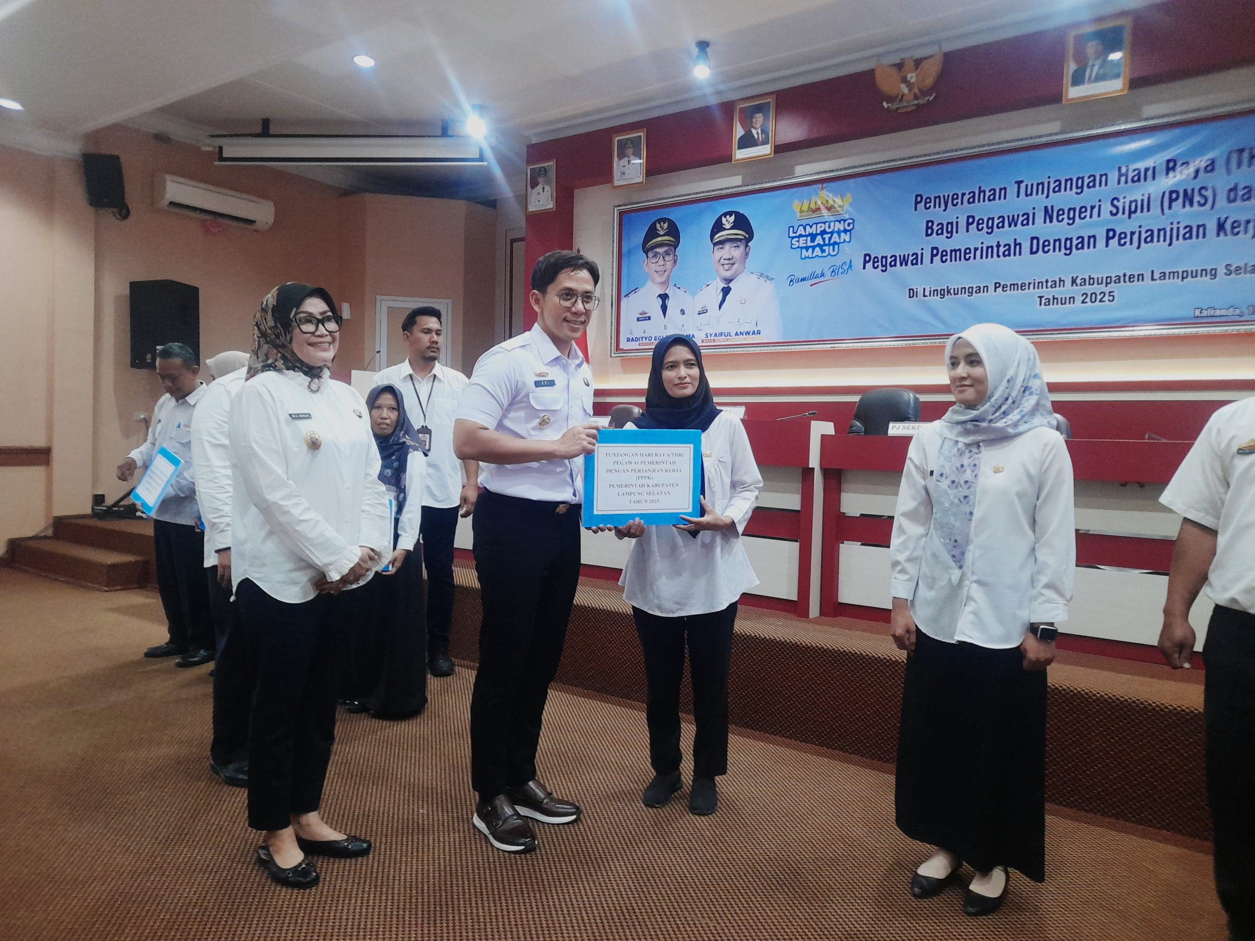 You are currently viewing THR 2025 Cair di Lampung Selatan, Bupati Egi Serahkan Secara Simbolis