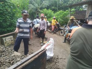 Read more about the article Warga Sukorejo Gotong Royong Langsir Material Jalan