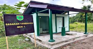 Read more about the article MCK Warga Kampung Tanah Rubuh Rampung Dicat