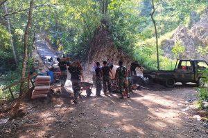 Read more about the article Satgas TMMD Dibantu Warga Tuntaskan Rabat Jalan