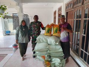Read more about the article Babinsa Kodim Ponorogo Pendampingan Penyaluran Bantuan Benih Padi