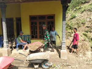 Read more about the article Bencana Tanah Longsor Timpa Rumah Warga, Anggota Kodim Ponorogo Gerak Cepat Kerja Bakti