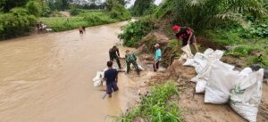 Read more about the article Menembus Arus Way Tipo, “Ngunjal” Material Lewat Rakit Bambu Darurat