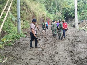 Read more about the article Bencana Tanah Longsor dan Banjir,  TNI – Polri dan Masyarakat Bangun Jembatan Darurat