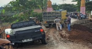 Read more about the article Proyek Jembatan Pendem Lambat, Warga Tuding Kontraktor Abaikan Manajemen Risiko dan K3