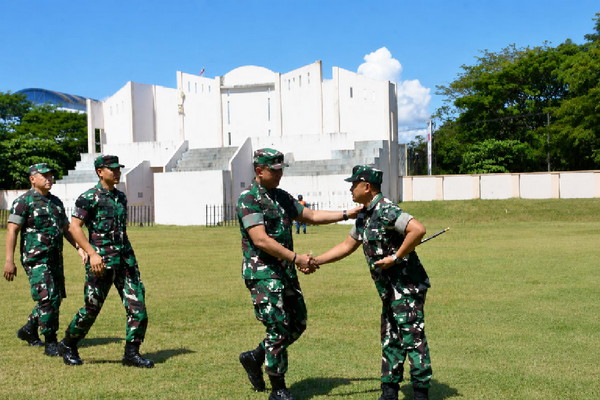 You are currently viewing Pangdam V/Brawijaya Tinjau Lokasi Brigif TP dan Yonif TP serta Tinjau Jembatan Perintis Garuda di Ponorogo