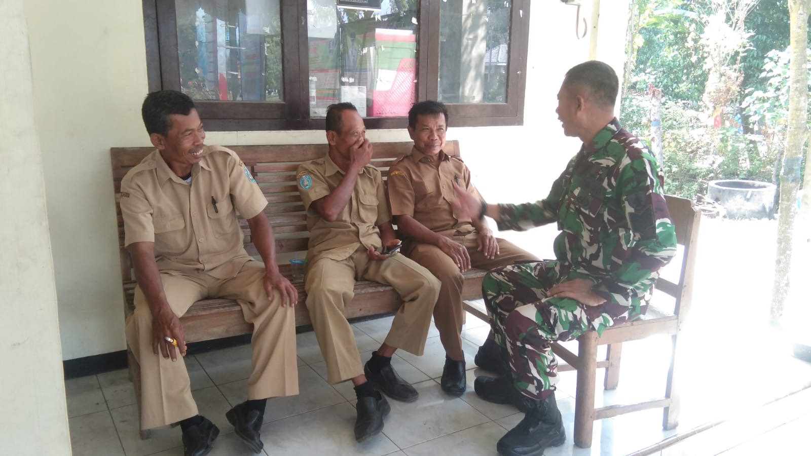 You are currently viewing Jalin Silaturahmi Pererat Kedekatan, Babinsa Kodim Ponorogo Komsos Dengan Aparat Desa