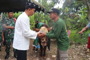 Read more about the article Tak Sekadar Kurban, Dandim 0807 Bangun Kedekatan dengan Warga Ngepoh