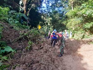 Read more about the article Tanah Longsor Menutup Jalan, Babinsa Kodim Ponorogo Ikut Kerja Bakti