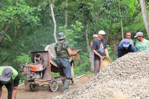 Read more about the article Warga Nglayur Bersemangat Bantu Satgas TMMD