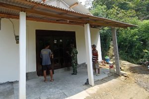 Read more about the article Satgas TMMD ke-128 Mulai Pengecatan Jendela Rumah Sarto