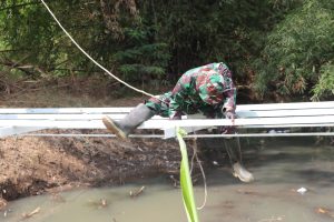 Read more about the article Jembatan Perintis Garuda Sungai Song Masuki Tahap Finishing, Babinsa Kauman dan Warga Kebutan Penyelesaian